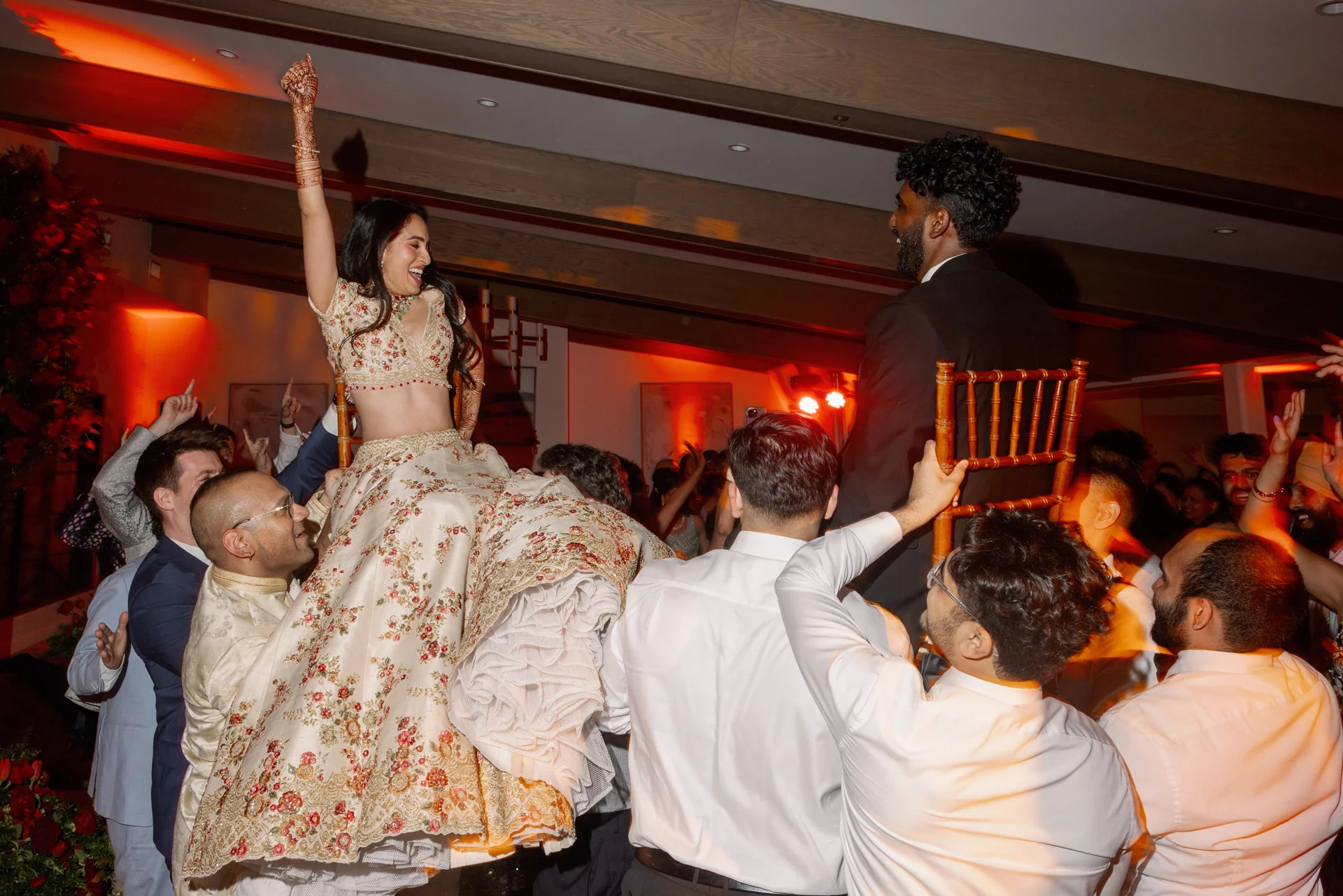 Sandhiya and Vignesh lifted on chairs amid their celebrating guests.